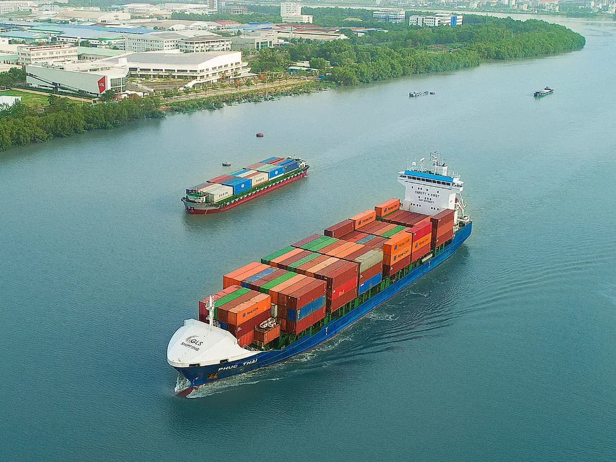Tàu container khai tác dịch vụ giao nhận quốc tế